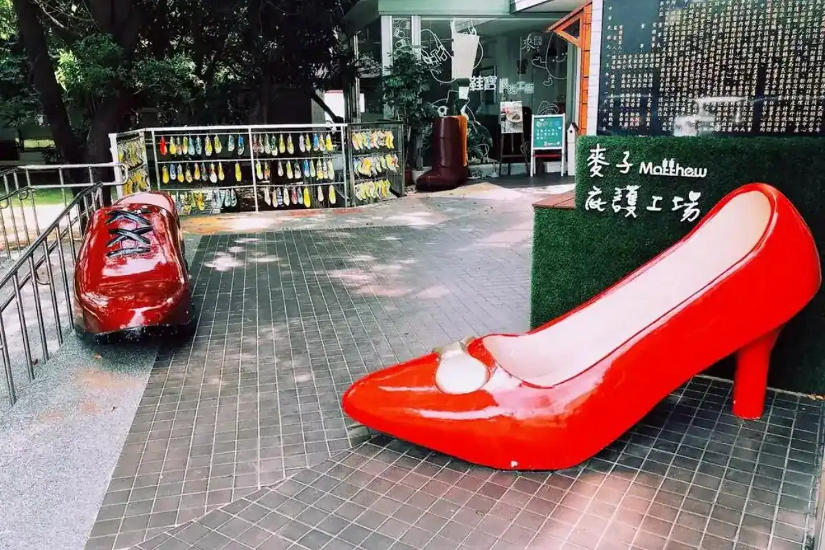 鞋寶觀光工廠的製鞋工序展示與巨型鞋,台中室內景點裡門票全額折抵的館