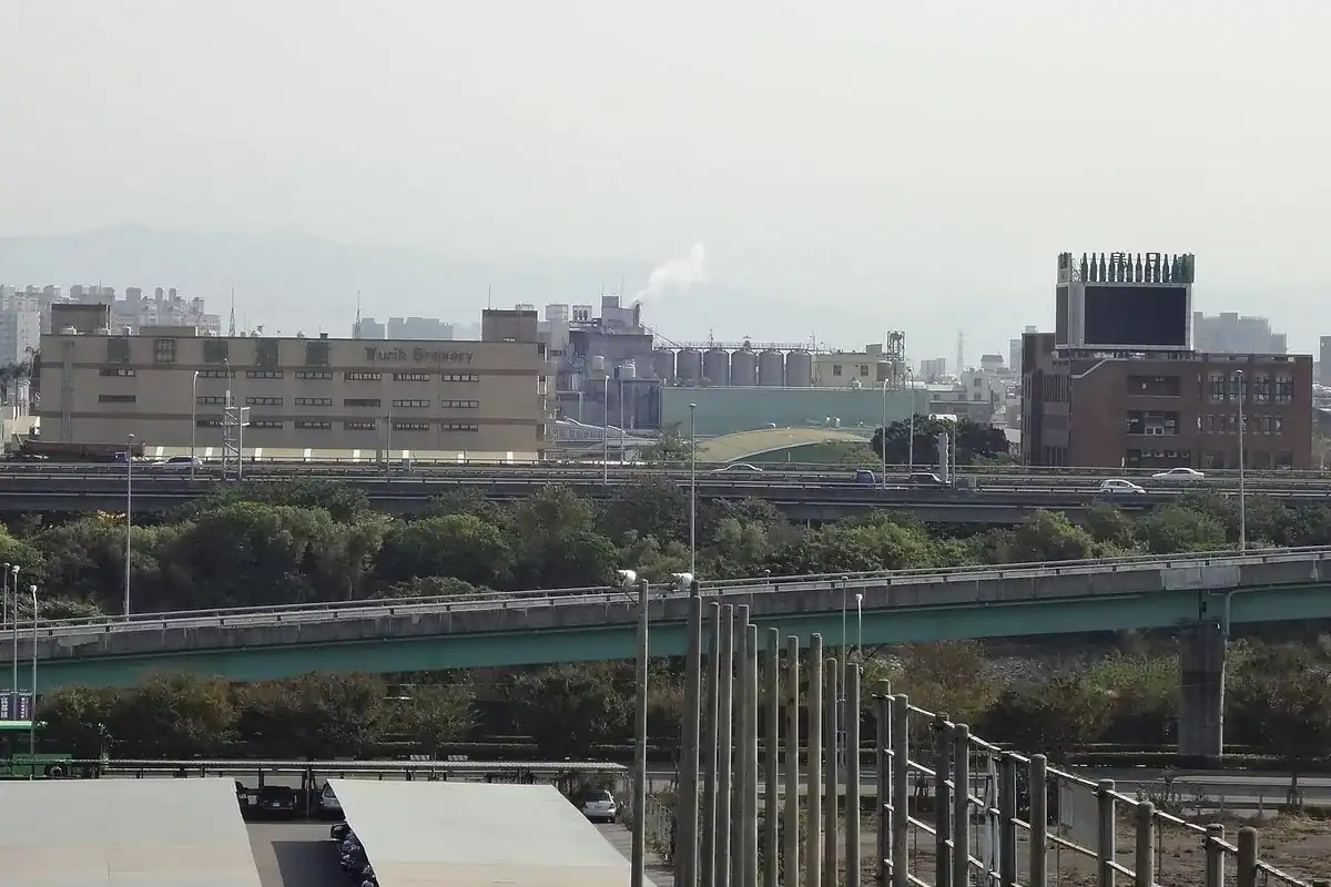 烏日啤酒觀光工廠的廠區建築,台中室內景點裡免門票且週一開放的去處