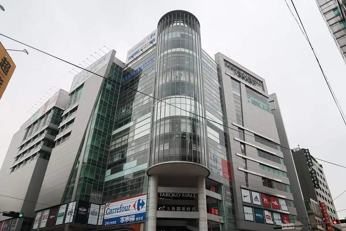 iFG 遠雄廣場(原大魯閣新時代購物中心)外觀,台中室內景點裡把保齡球與打擊場搬進商場的據點
