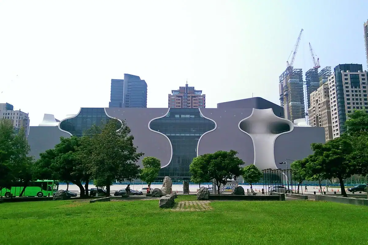 臺中國家歌劇院曲牆建築外觀,台中室內景點裡免費參觀又開到夜間的場館