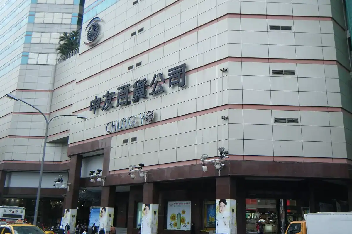 中友百貨建築外觀,台中室內景點裡可以取代露天一中商圈的室內選項