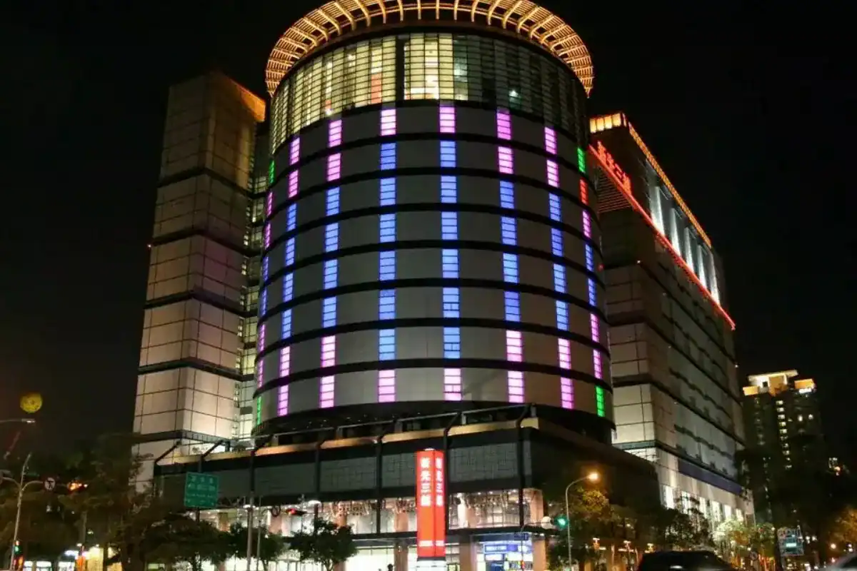 新光三越台中中港店商場外觀,台中室內景點裡七期規模最大的百貨
