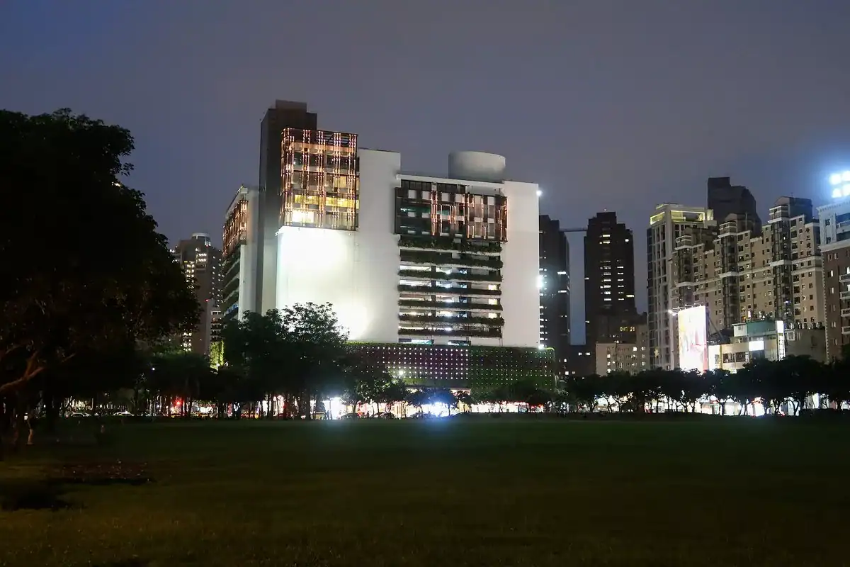 勤美誠品綠園道商場外觀,台中室內景點裡停車席次最充裕的市區據點