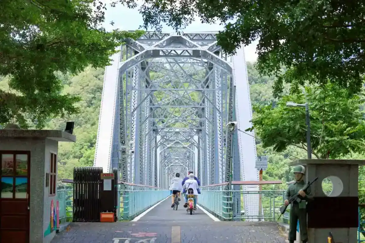 后豐鐵馬道花樑鋼橋的鐵道橋景，台中烤肉地點9號隧道所在的自行車道