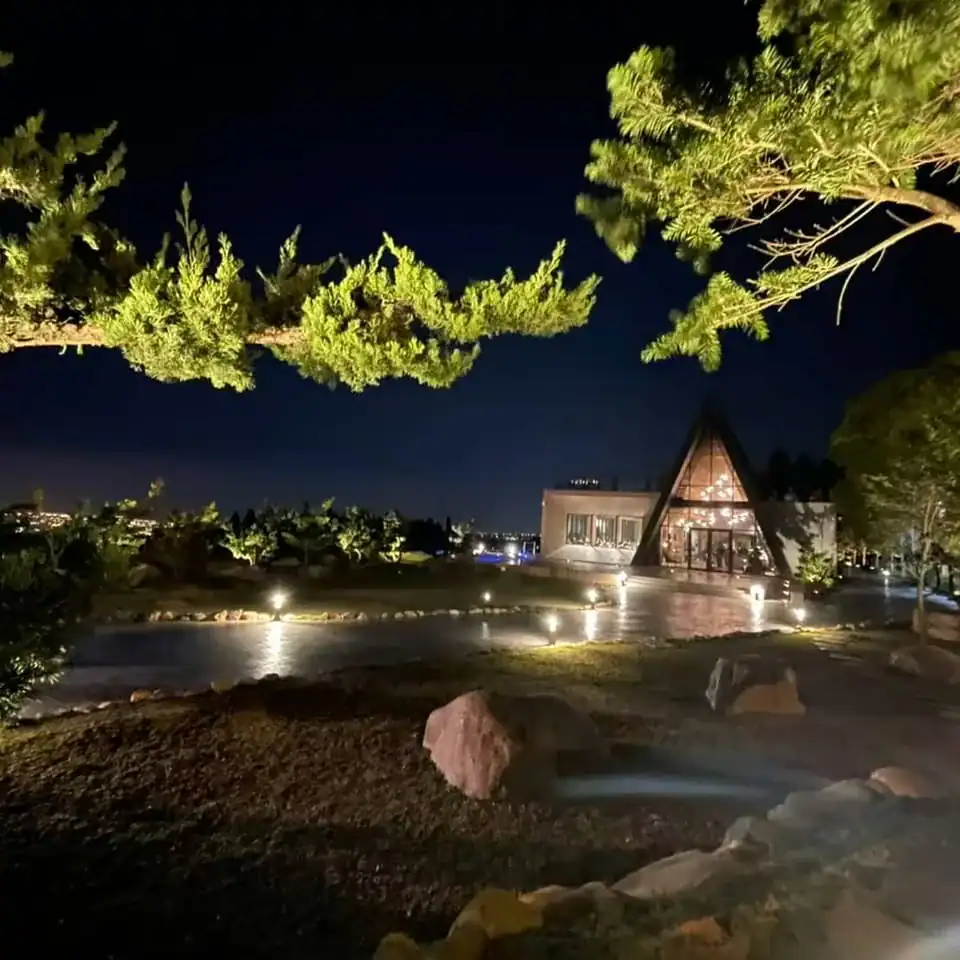 台中跨年可以去哪－沙鹿黑森林景觀咖啡三角形建築夜間外觀