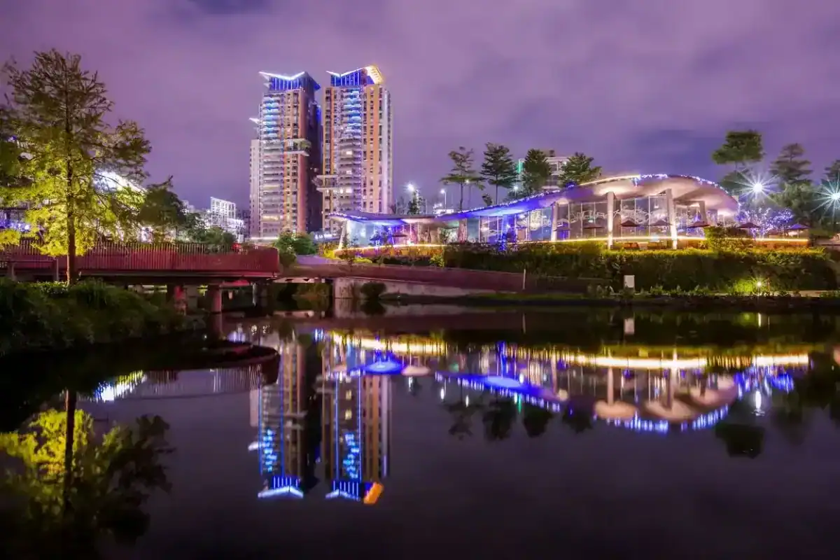 台中跨年可以去哪－秋紅谷景觀生態公園湖畔夜景