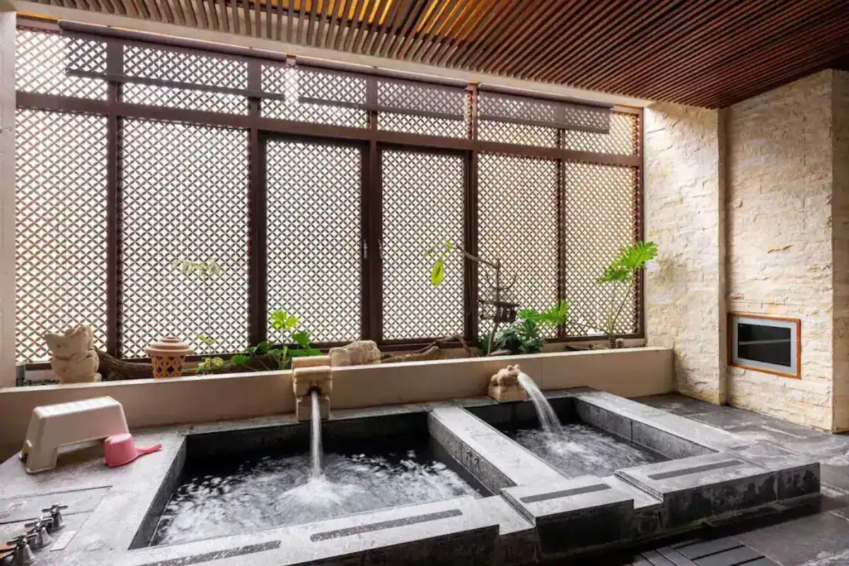 台中跨年可以去哪－惠來谷關溫泉會館室內湯池與木質空間