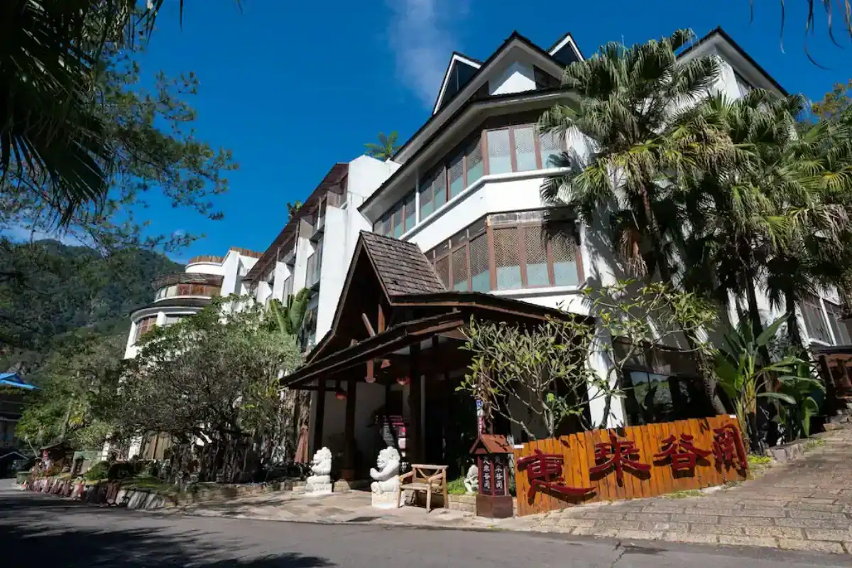 台中跨年可以去哪－惠來谷關溫泉會館建築外觀與周圍山景