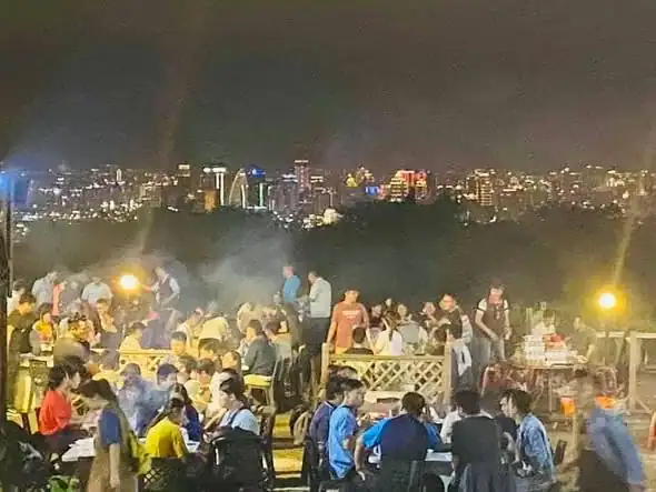 台中跨年可以去哪－望高莊園露天燒烤座位區與台中市區夜景
