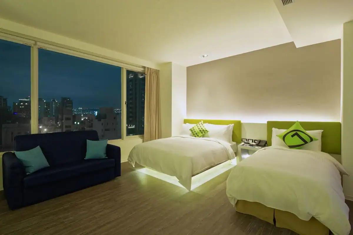 台中跨年住宿－Hotel 7 逢甲雙床客房與沙發