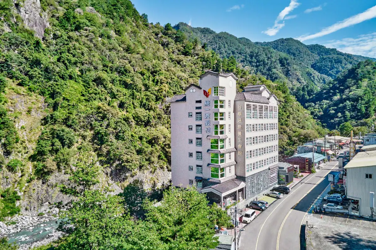 台中跨年住宿－統一渡假村谷關溫泉養生會館山谷中的建築外觀