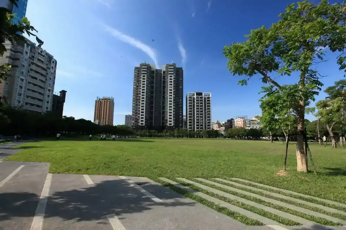 台中一日遊行程草悟道綠園道街景