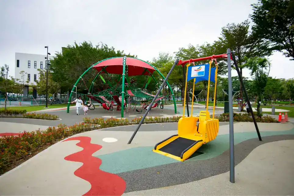 台中親子景點戶外：黎新公園共融遠戲場