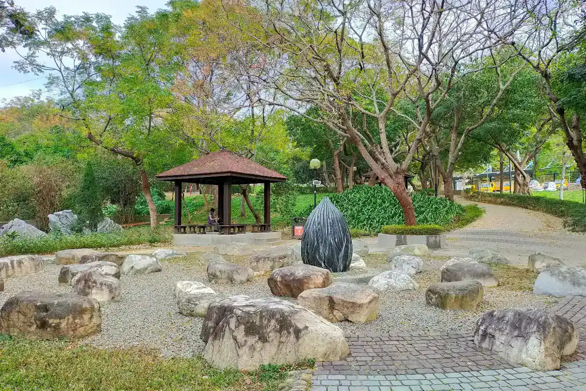 鰲峰山運動公園內的涼亭與石頭造景步道，台中烤肉地點唯一免費的市府開放公園