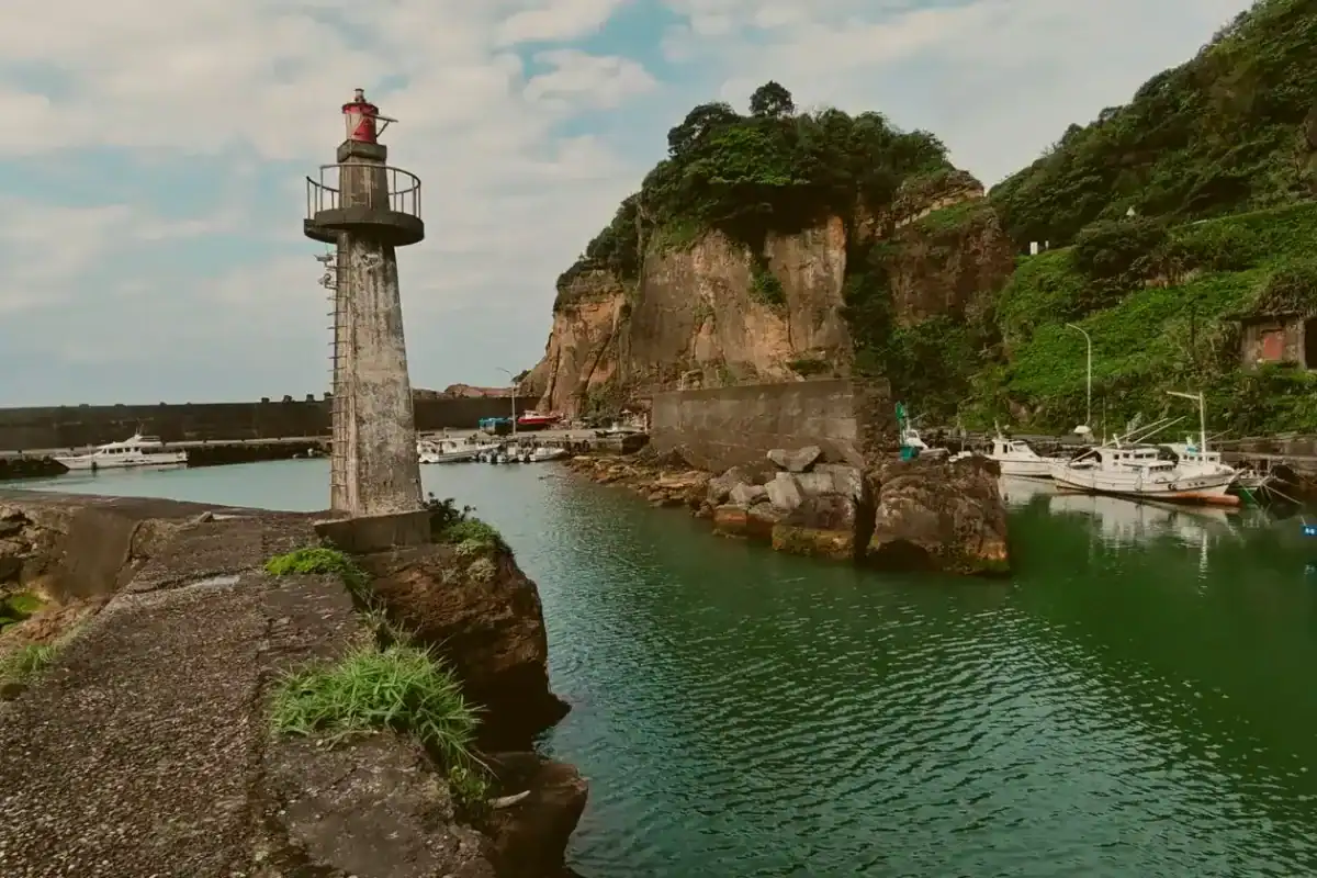 台中私房景點海線秘境：西部海岸燈塔與港灣