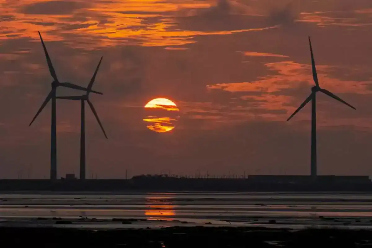 台中二日遊海線路線：高美濕地風車夕陽