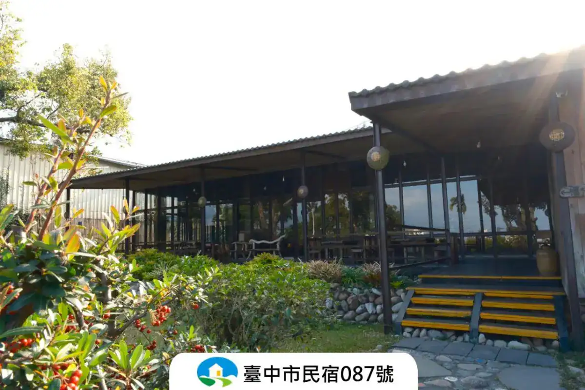 台中包棟villa推薦劦陶宛陶藝民宿的白色建築與庭園