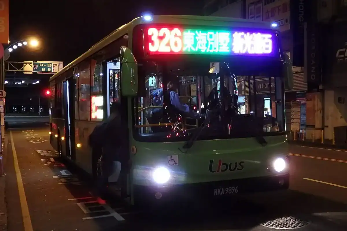 台中三天兩夜不開車住宿總整理，台中市區公車行駛畫面