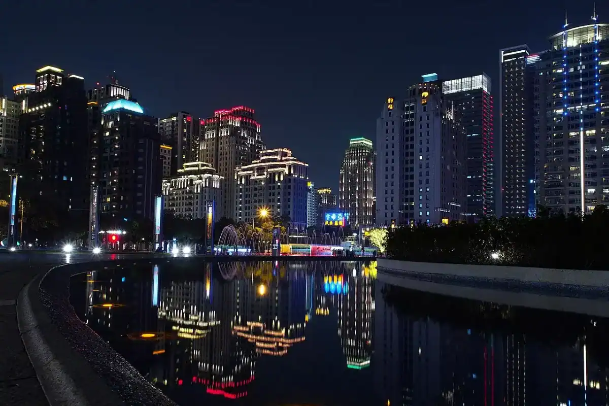 台中兩天一夜住宿總整理，台中市區夜景與大樓