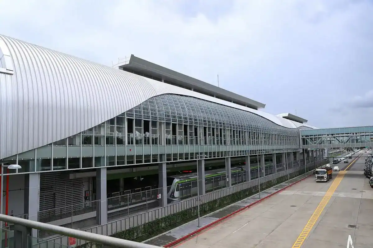 台中3天2夜行程：台中3天2夜天數分配，高鐵台中站月台與捷運列車