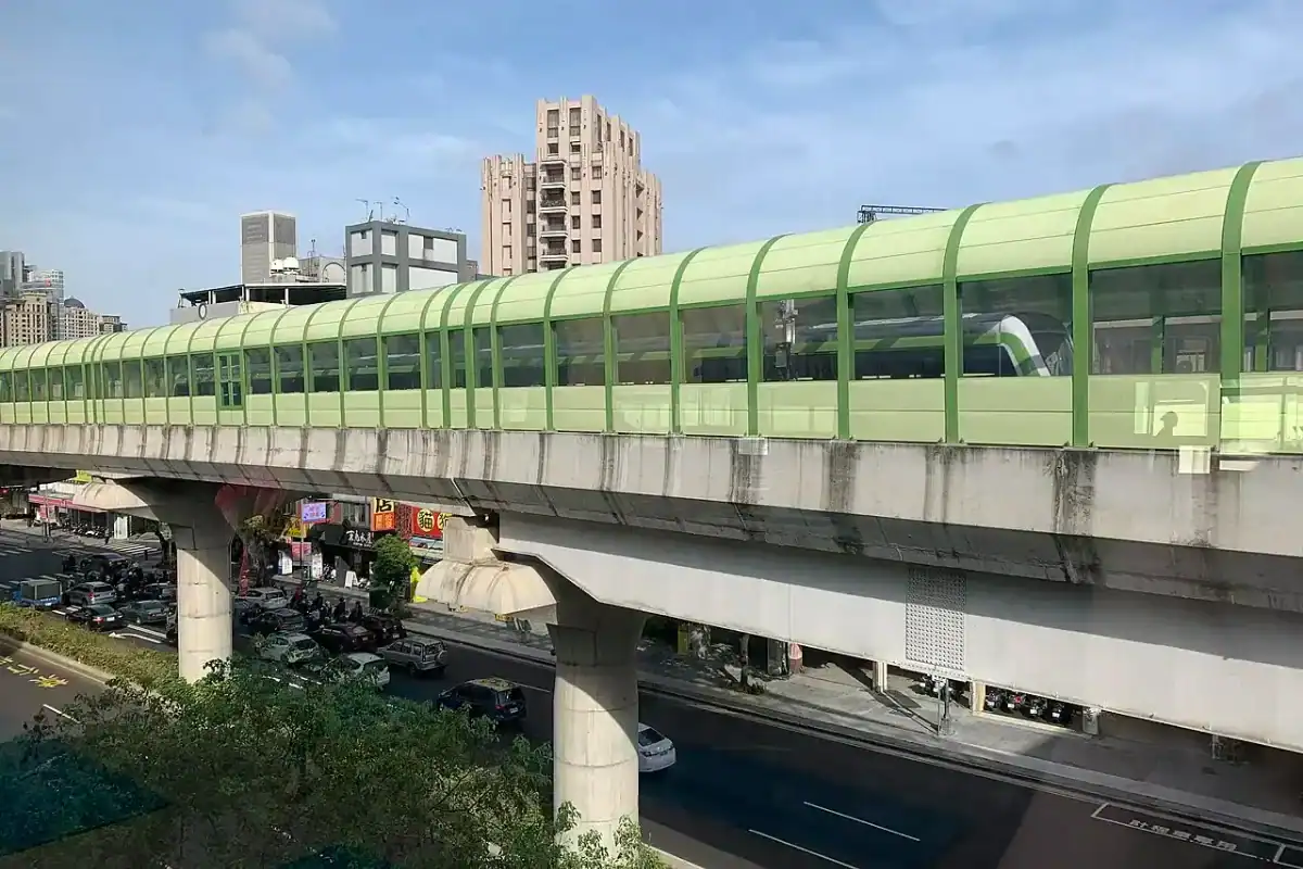 台中3天2夜行程：台中3天2夜出發前決定交通方式，台中捷運綠線列車行駛畫面
