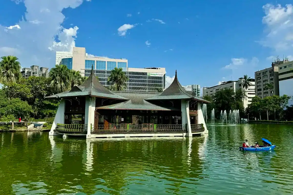 台中3天2夜行程結尾，台中公園湖心亭與划船遊客