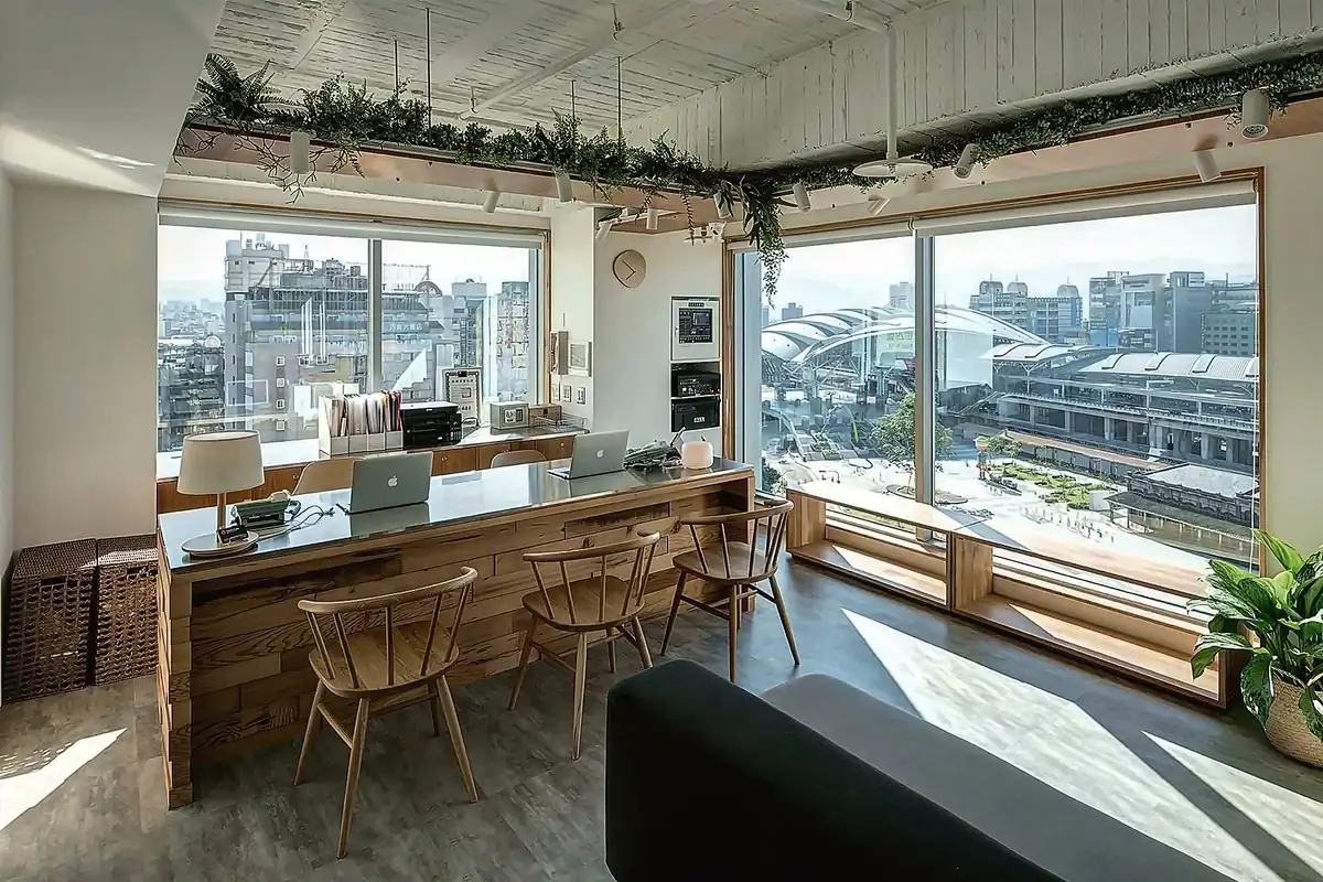 台中中區住宿步行圈:路得行旅站前館 12 樓公共空間窗景