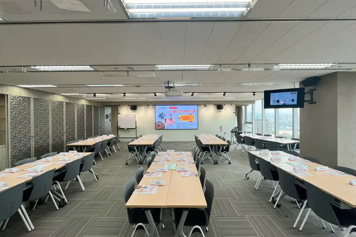 台中教室租借 TOP 2：我思學習空間企業內訓課程分組桌型實景