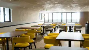 台中教室租借推薦：塔木德酒店台灣大道館活動空間桌椅與落地窗實景
