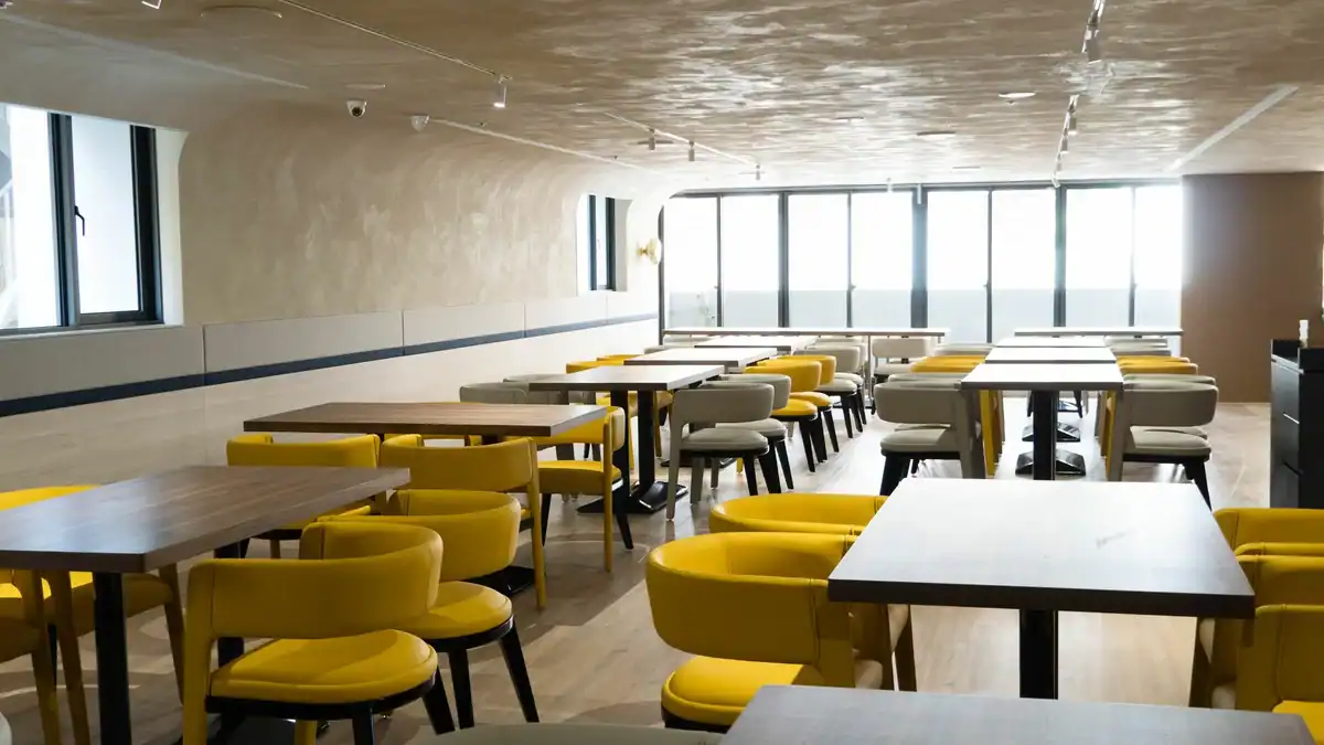 台中教室租借推薦：塔木德酒店台灣大道館活動空間桌椅與落地窗實景