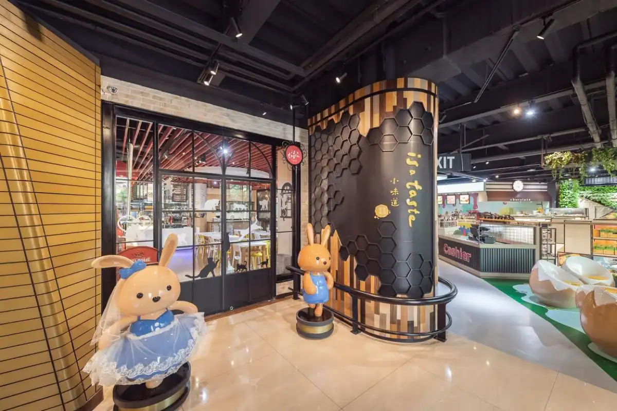 伊莎貝爾數位烘焙體驗館館內的兔子吉祥物與造型展區,台中室內景點裡免門票的大雅烘焙工廠