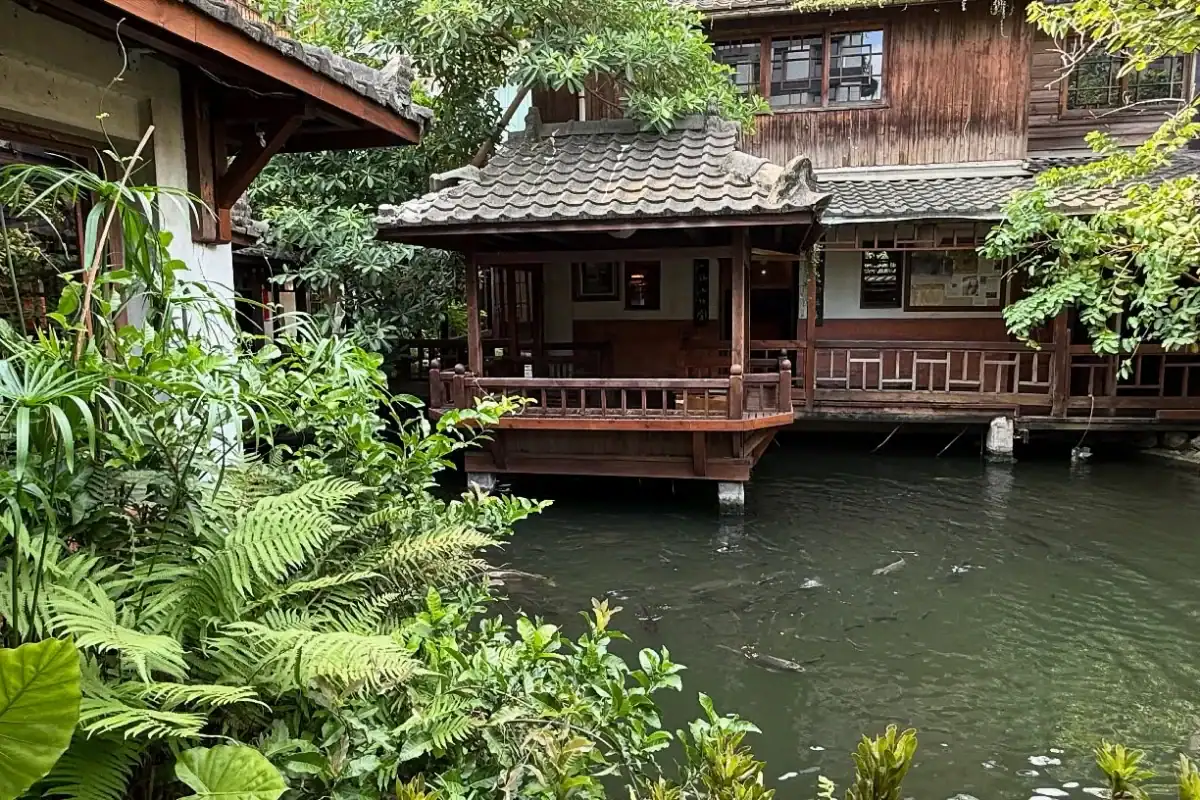 無為草堂人文茶館的水上木造涼亭與錦鯉池,台中室內景點裡全年無休的南屯市區茶館