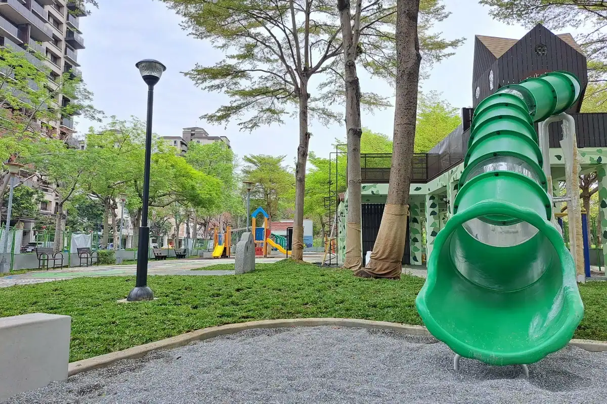 台中南屯住宿順遊:豐富公園樂活樹屋溜滑梯