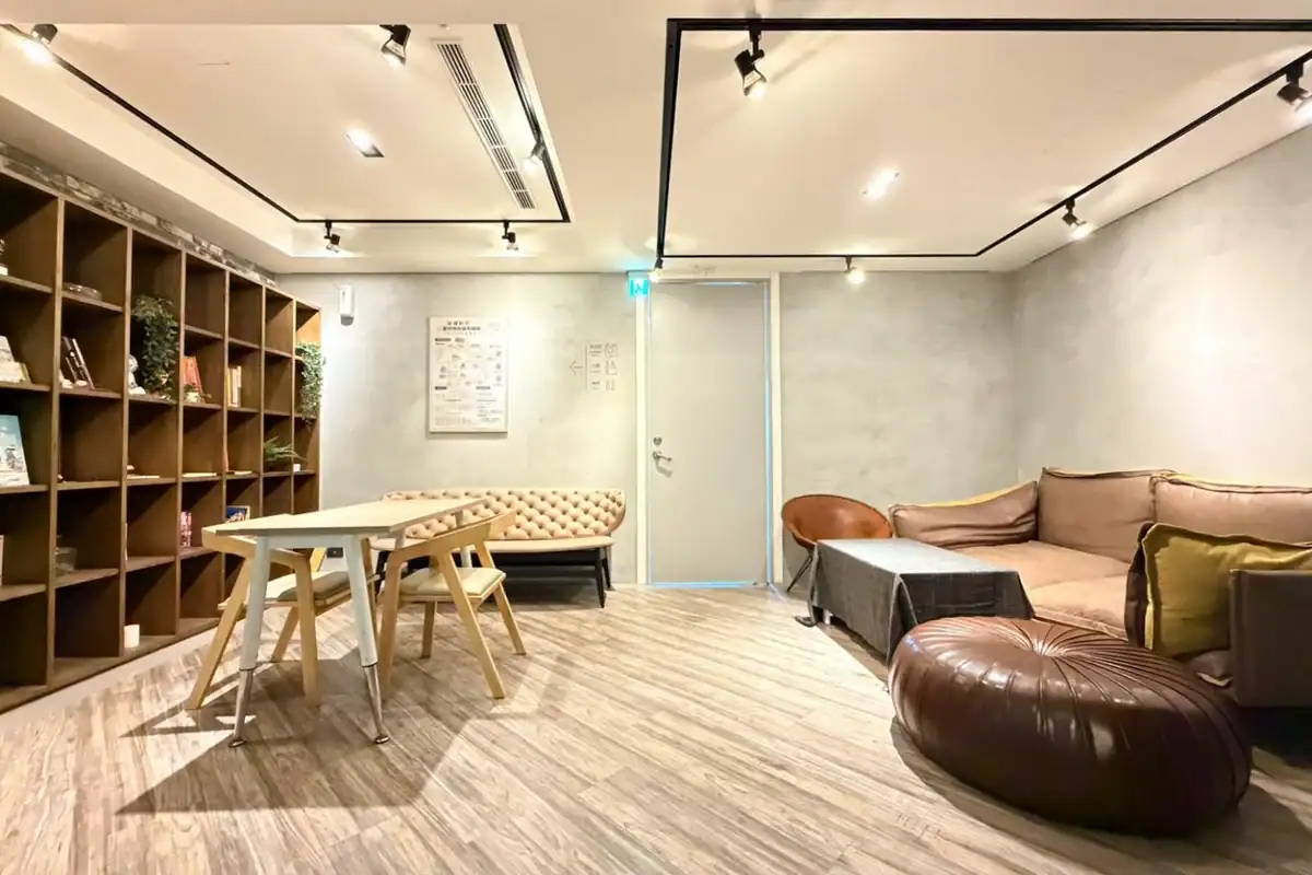 台中北區住宿推薦:葉綠宿一中漫走交誼書房實景