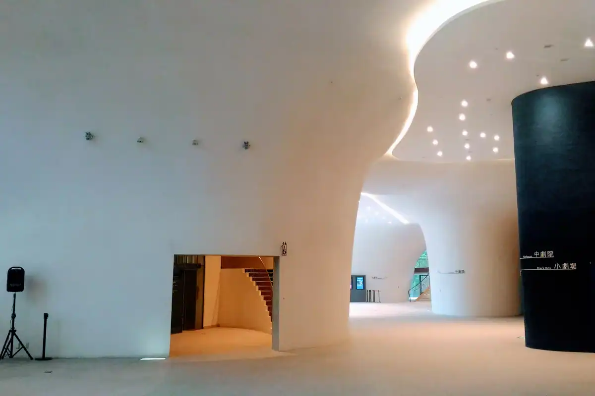 台中歌劇院附近住宿觀眾進場會看到的歌劇院內部曲牆空間