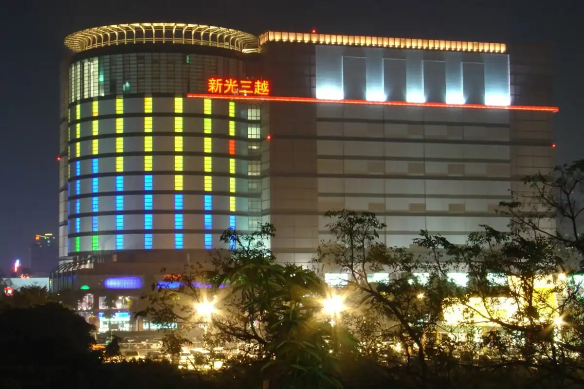 台中歌劇院附近住宿步行可到的新光三越台中中港店夜間外觀