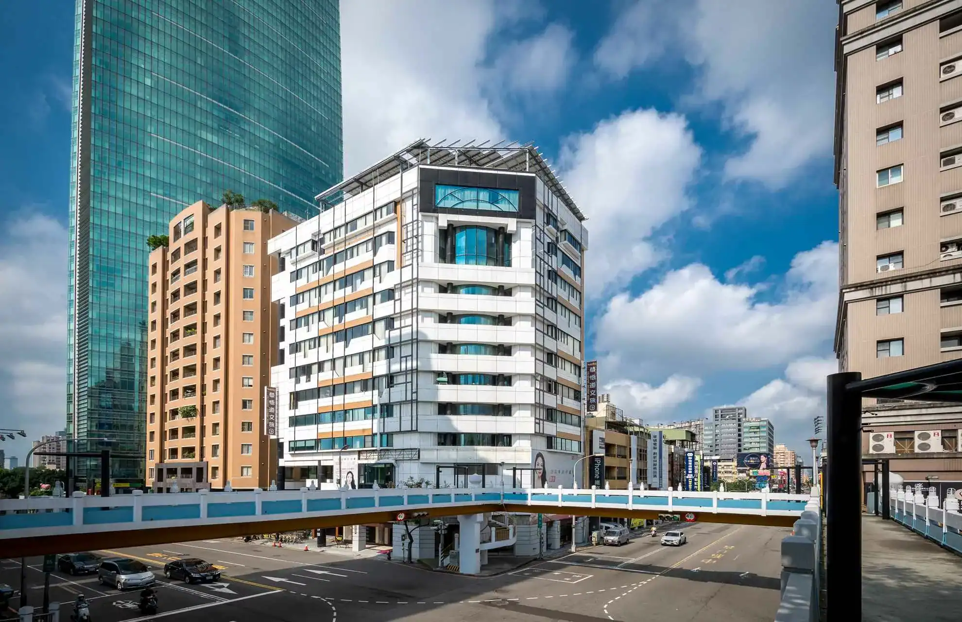 台中勤美住宿選項草悟道文旅的建築外觀與街景