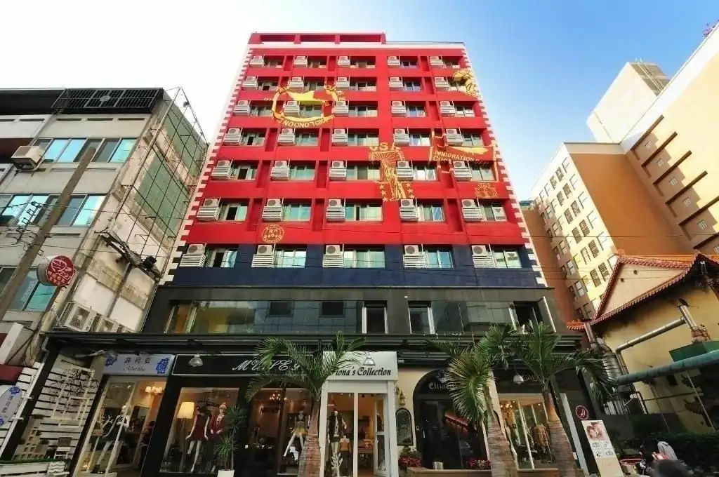 台中勤美住宿選項伊麗莎白酒店的紅色外牆建築