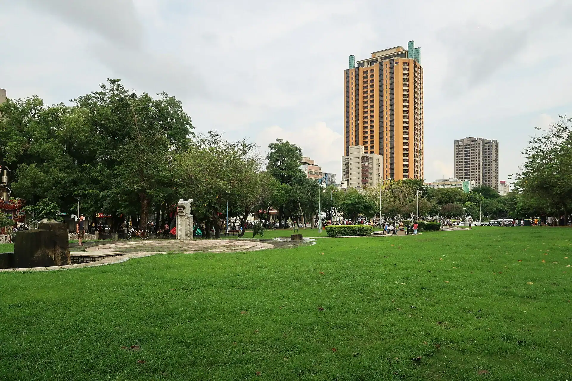 台中勤美住宿比較時會經過的草悟道開放綠地空間