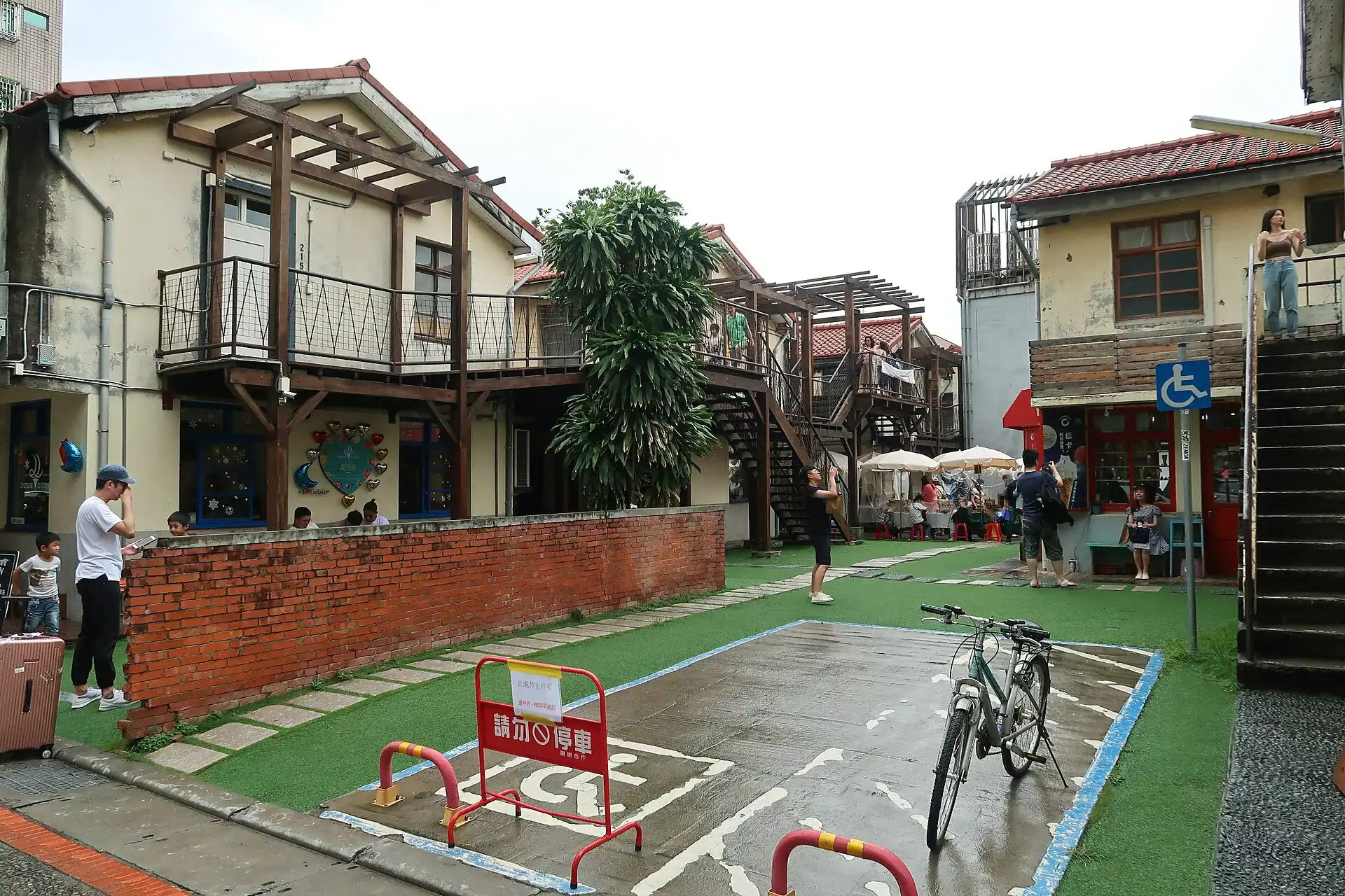 台中勤美住宿步行可達的審計新村老宿舍聚落街景
