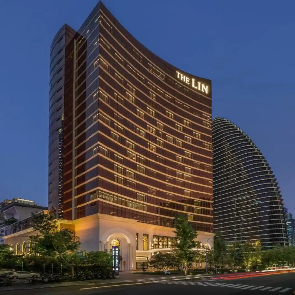 台中榮總附近住宿推薦:台中林酒店夜間外觀