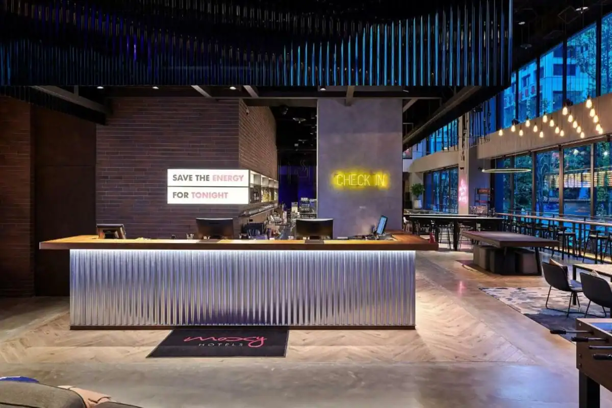 台中榮總附近住宿洗衣設備:台中豐邑 Moxy 酒店大廳,館內有洗衣間