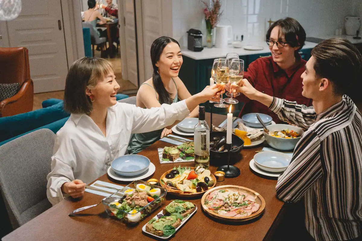 同事在台中尾牙包廂圍桌共餐並舉杯,桌上擺滿共享菜色