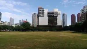 光復節連假臺中市民廣場草地與周邊大樓，臺中爵士音樂節最後兩天的主舞臺場地